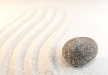 Fototapeta na wymiar prosty kamień w piasek