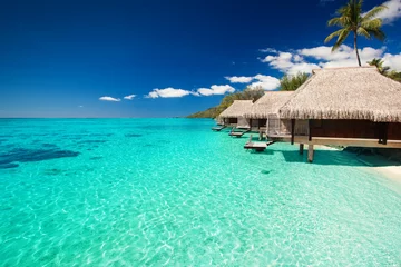 Crédence de cuisine en verre imprimé Bora Bora, Polynésie française Villas sur la plage tropicale avec marches dans l& 39 eau