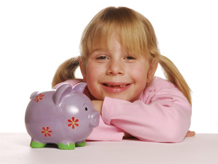 Niña sosteniendo un cerdito de ahorros.