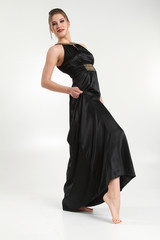 Naklejka premium Frau im Abendkleid