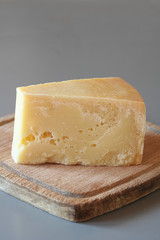 formaggio stagionato su tagliere di legno