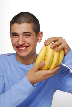 Ni&ntilde;o sosteniendo un racimo de bananas.