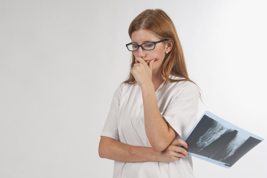 Doctora joven pensando en un diagn&oacute;stico.