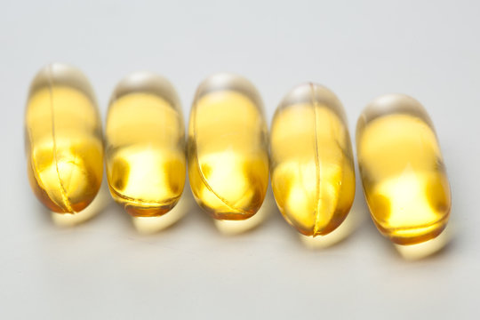 omega-3 fish fat oil capsules