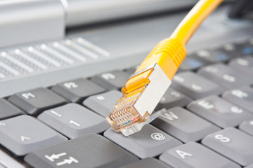 Netzwerkkabel und Tastatur