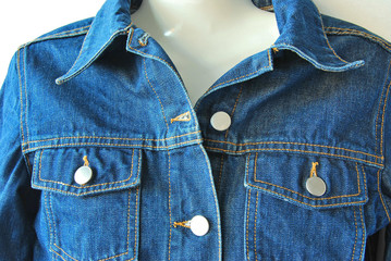 Oberteil einer blauen Jeansjacke