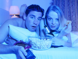 Paar schaut Fernsehen/TV