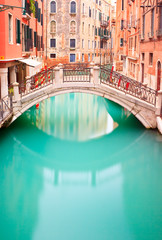 Venetië, brug over het waterkanaal. Fotografie met lange sluitertijden.