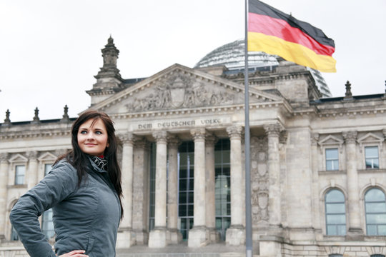 Reichstag mit junger Frau . Freisteller