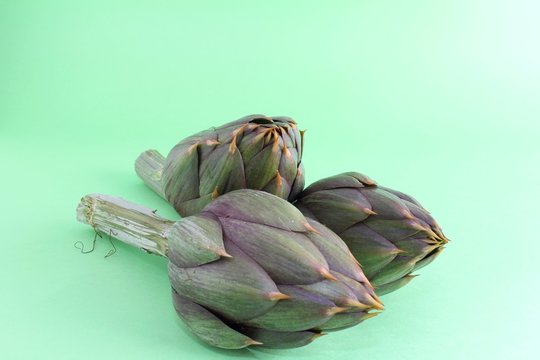 carciofi su sfondo verde