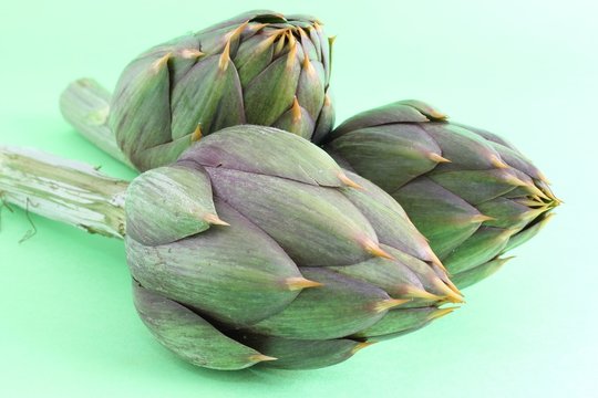 carciofi su sfondo verde