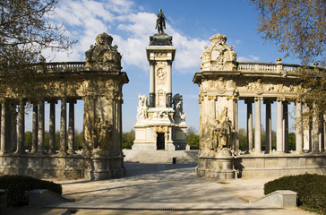 Fototapeta na wymiar tylny widok na pomnik Alfonsa XII, Retiro, Madryt