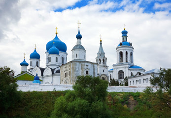 Fototapeta na wymiar Ortodoksja klasztor w Bogolyubovo