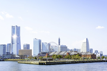 Obraz premium Scenic view of Yokohama marina across the water in Japan