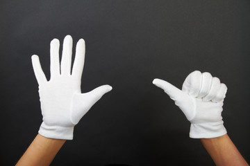 hand of a woman is showing six fingers