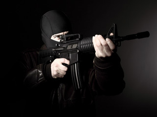 Fototapeta na wymiar terrorysta z karabinem