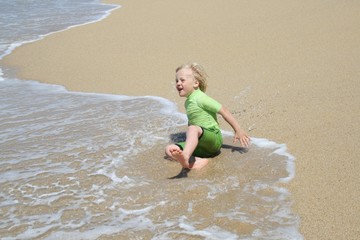 Junge spielt am Strand