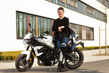 Plakat Młody człowiek z motocykla