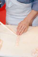 Boucher r&eacute;alisant une tresse d&eacute;corative en graisse