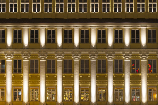 Beleuchtete Fassade in M&uuml;nchner Innenstadt