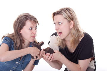Zwei junge Frauen streiten sich um Schuhe