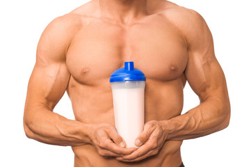 Bodybuilder hält Proteingetränk