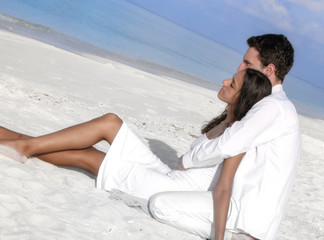 Fototapeta premium Sensual happy lovers in white clothes on the beach (Maldives)