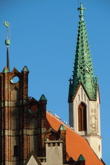 Fototapeta na wymiar Gothic fronton i wieża kościoła (Ryga, Łotwa)