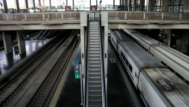 Escaleras m&eacute;canicas de una estaci&oacute;n de tren