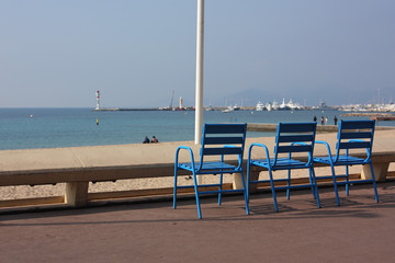 trois chaises vide sur la croisette