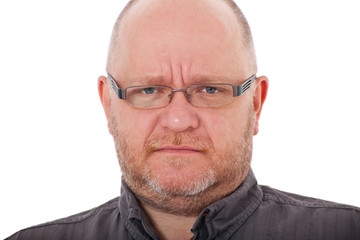Grimmig schauender Mann mittleren Alters