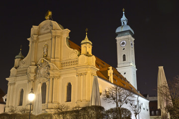 Fototapeta na wymiar Heilig-Geist-Kirche München bei Nacht