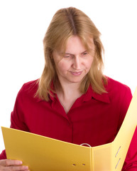 Frau liest in gelbem Aktenordner, prüfend