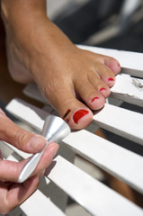 Painting toe nails