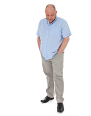 Charismatischer Mann schaut nach unten