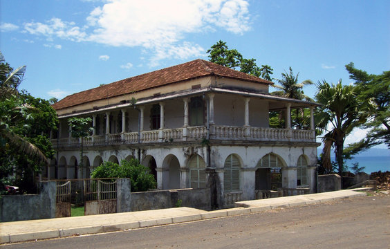 Maison coloniale délabrée.