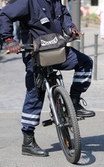 Obraz na płótnie Canvas le policier à vélo
