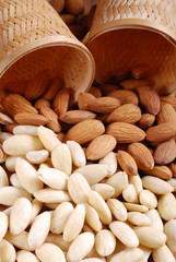 piccoli cesti con mandorle sgusciate e spellate - uno