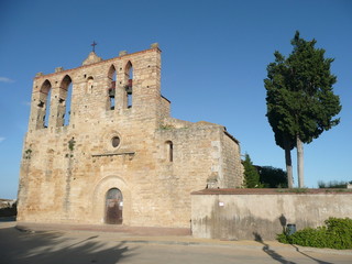 Fototapeta na wymiar Spanien, Kirche mit Zypresse
