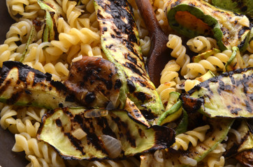 Fusilli e zucchine grigliate Fusilli with grilled zucchinis