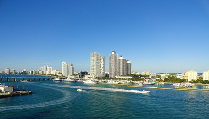Fototapeta na wymiar Panoramiczny widok z Miami Beach od portu Cruiseship