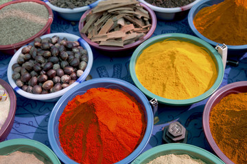 Obraz na płótnie Canvas Stosy kolorowych przypraw, rynek Anjuna