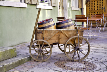 Fototapeta na wymiar Beczki do wina w drewnianych samochodów