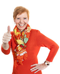 Lebenslustige ältere Frau (64 Jahre) hebt Daumen (thumbs up)