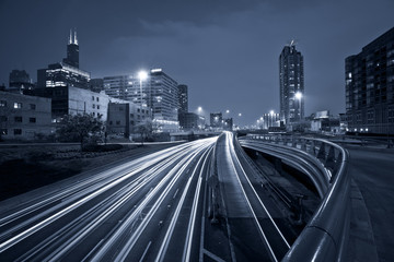 Fototapeta premium Nocny ruch na autostradzie.