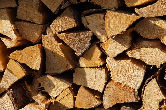 Aufgerichtetes Brennholz