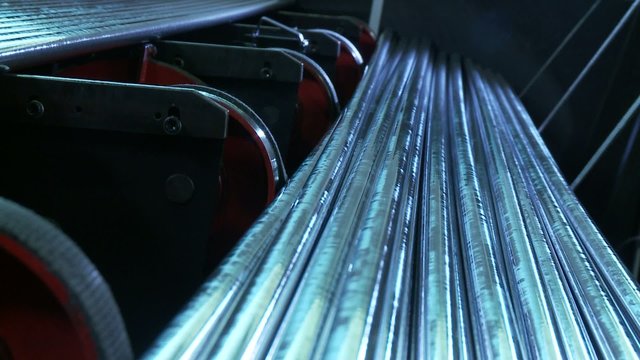 Maschine bewegt Metallrohre