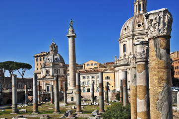 Fototapeta na wymiar Rzym, Forum, Kolumna Trajana i Nazwa Kościół Maryi SS