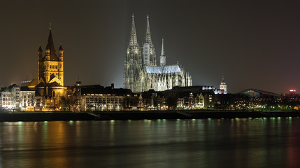 Fototapeta na wymiar Night view on Cologne Cathedral and Great St. Martin Church