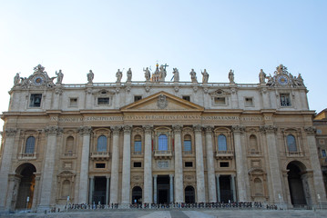 Fototapeta na wymiar Papieska Bazylika świętego Piotra w Watykanie placu